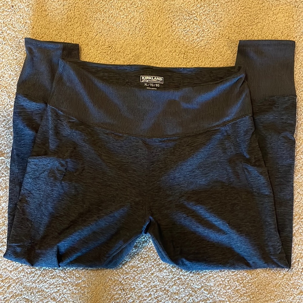 Kirkland brand leggings with pockets!